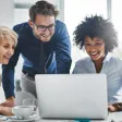 collaborateurs souriants devant ordinateur