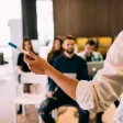 Formateur donnant une formation à des salariés