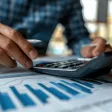 Une personne tapant sur une calculette