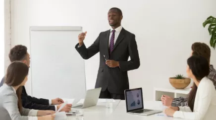 https://www.eurecia.com/sites/default/files/styles/header/public/thumbnails/image/leader_manager_difference.png